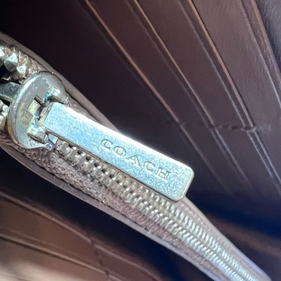 🌟Coach Zip Around Wallet pebbled cream leather
With Gold Apple Print EUC - Picture 6 of 7